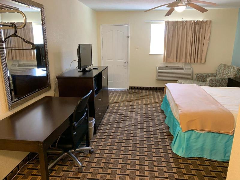 American Inn And Suites image 8