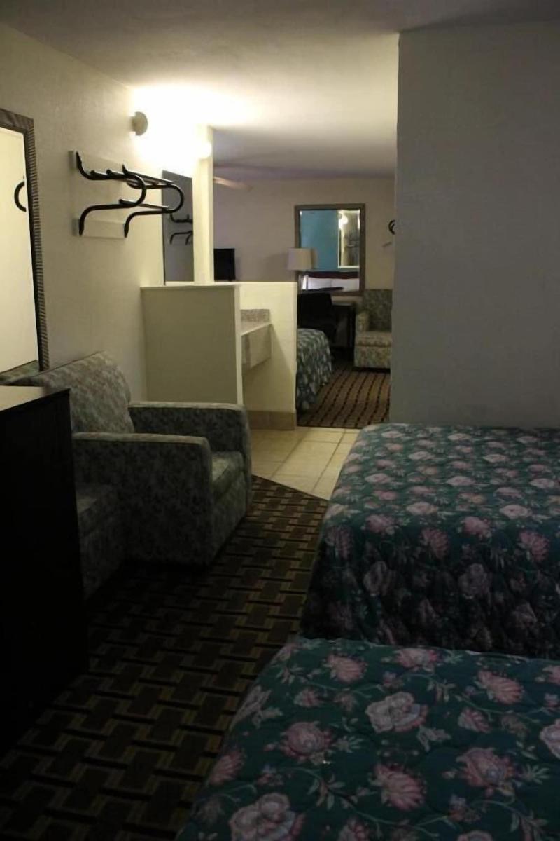 American Inn And Suites image 5