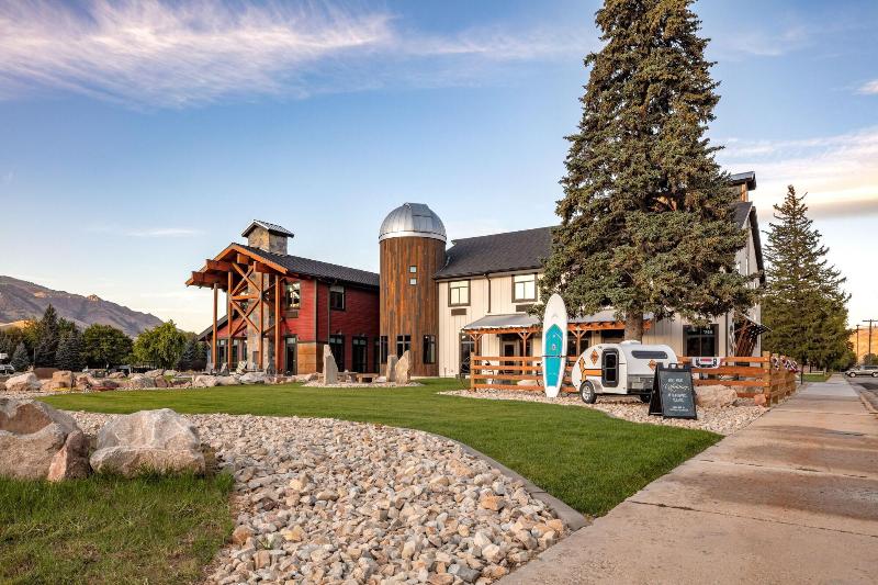 Compass Rose Lodge image