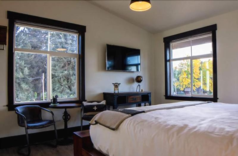 Compass Rose Lodge image