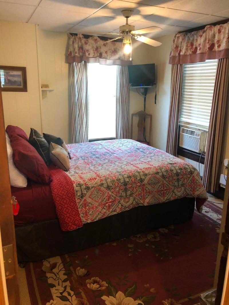 Reynolds House Inn & Motel image