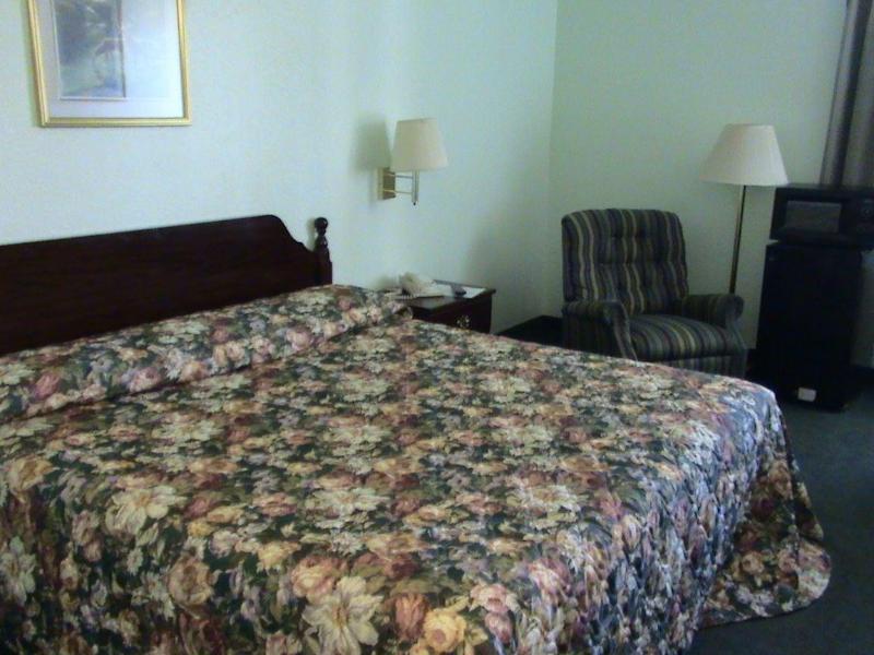 Highland Inn Peculiar image