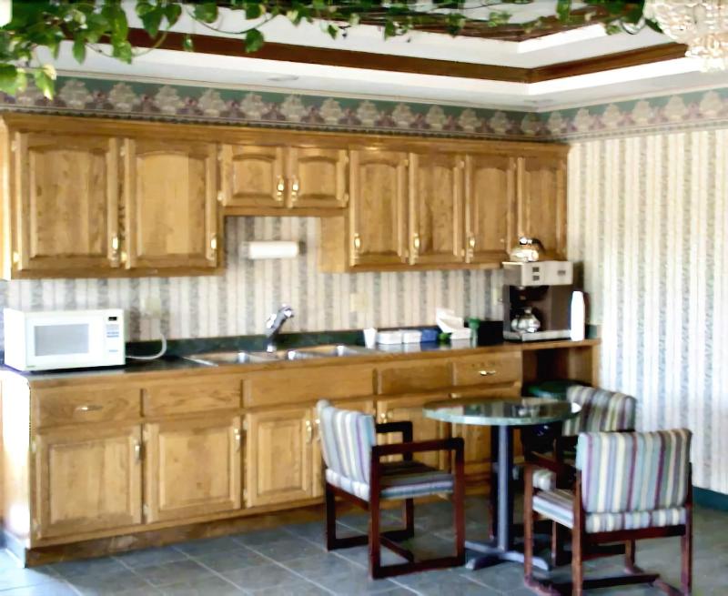 Highland Inn Peculiar image