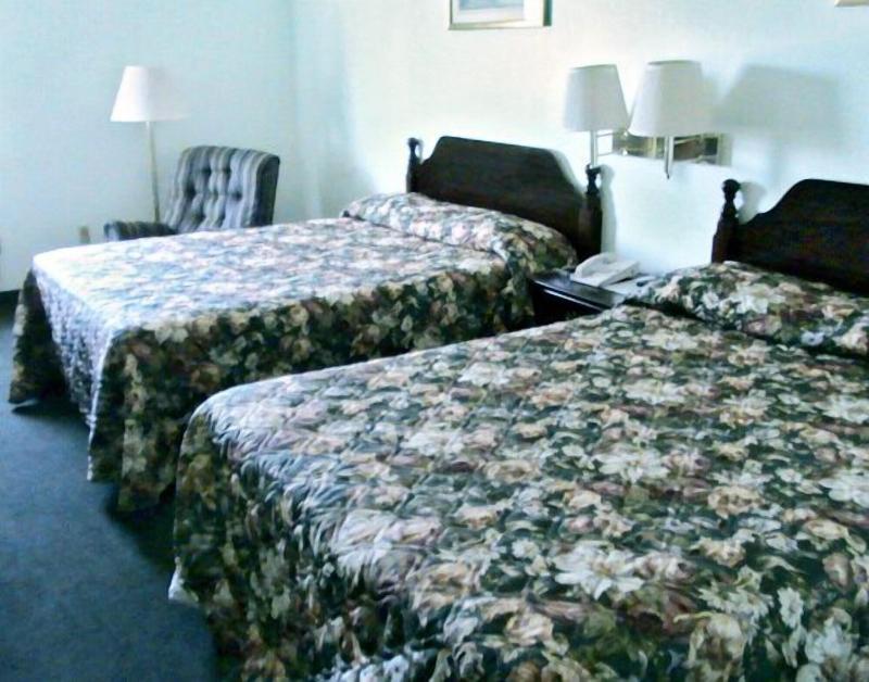 Highland Inn Peculiar image