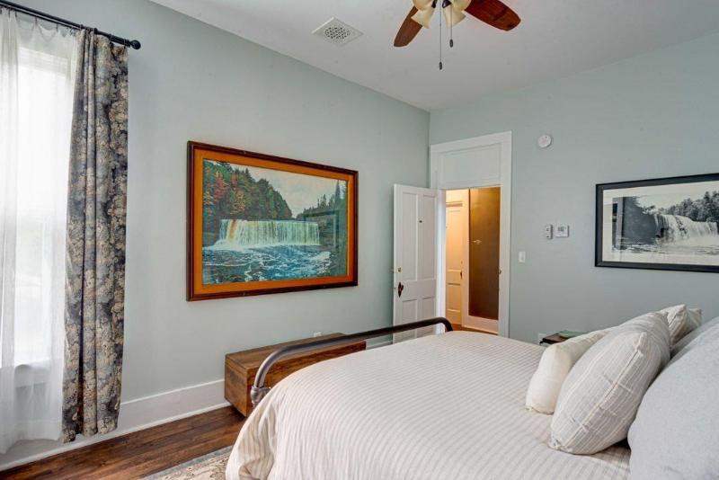 Historic Birch Lodge And Motel image