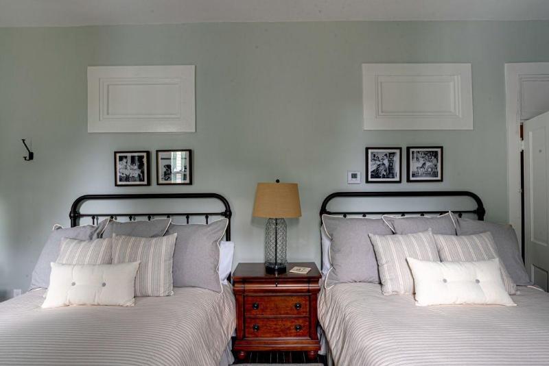 Historic Birch Lodge And Motel image