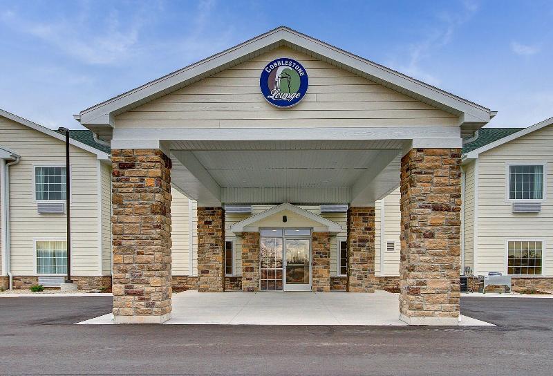Cobblestone Hotel & Suites – Pulaski/Green Bay image