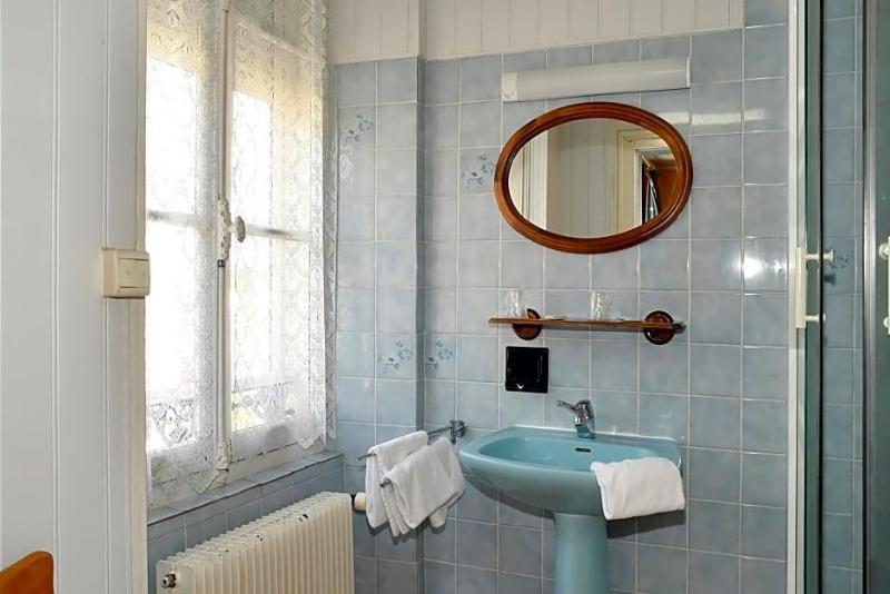 Hotel De La Gare image