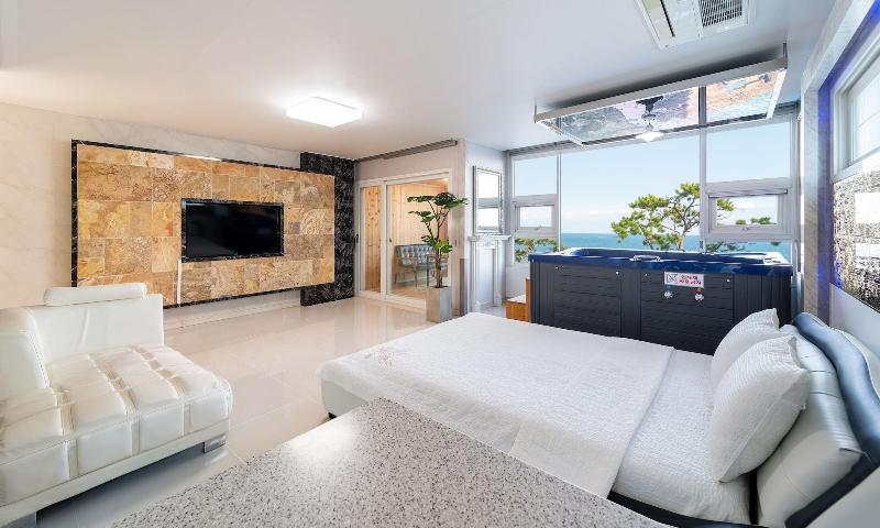 Pohang Pinewave Sea & Spa Pension image