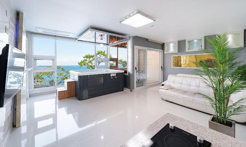 Pohang Pinewave Sea & Spa Pension image
