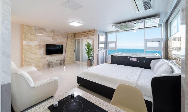 Pohang Pinewave Sea & Spa Pension image