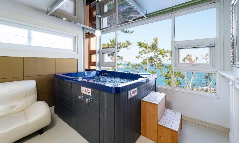 Pohang Pinewave Sea & Spa Pension image