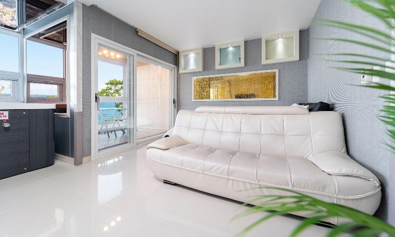 Pohang Pinewave Sea & Spa Pension image