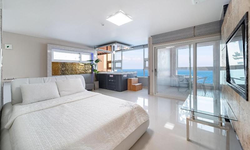 Pohang Pinewave Sea & Spa Pension image