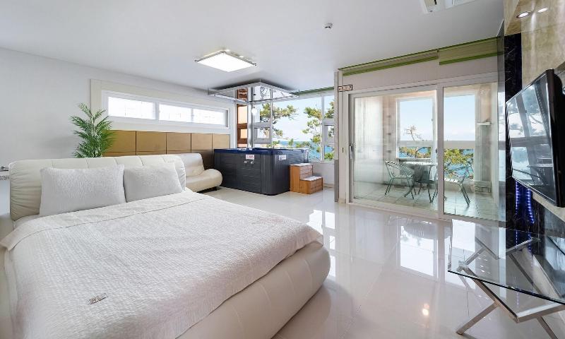 Pohang Pinewave Sea & Spa Pension image