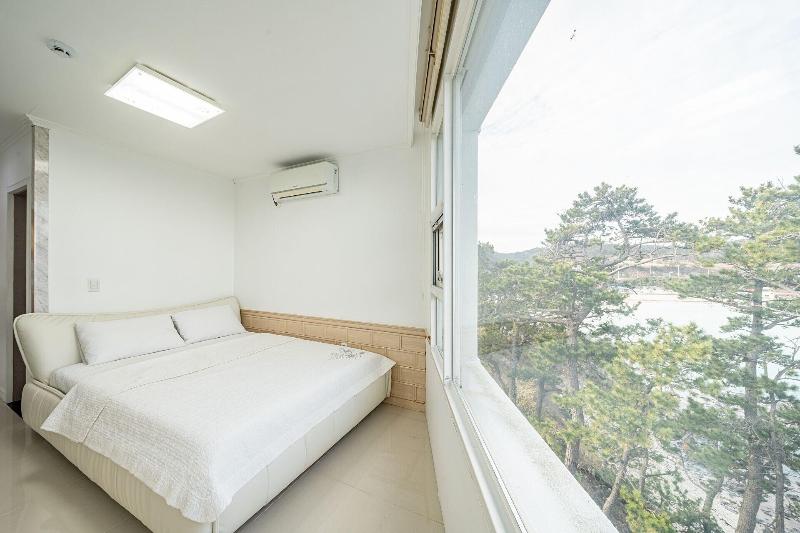 Pohang Pinewave Sea & Spa Pension image