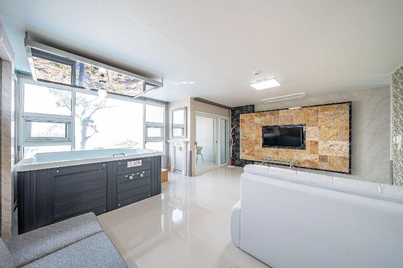 Pohang Pinewave Sea & Spa Pension image