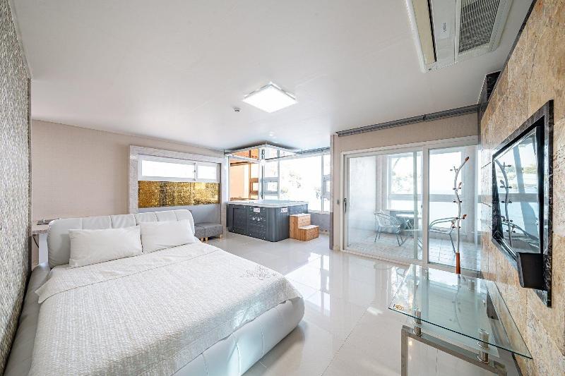 Pohang Pinewave Sea & Spa Pension image