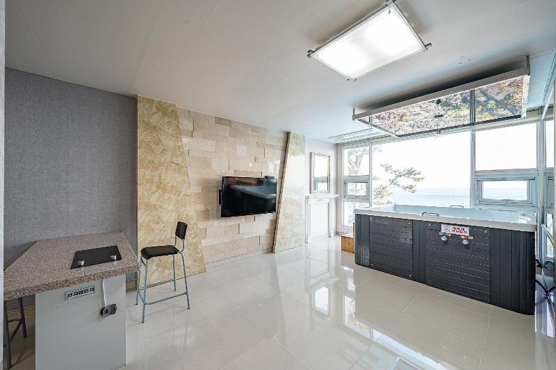 Pohang Pinewave Sea & Spa Pension image