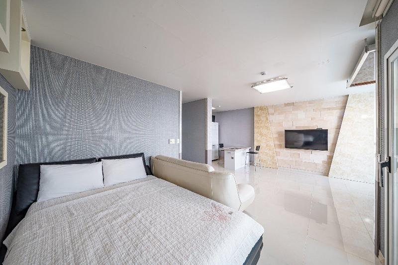 Pohang Pinewave Sea & Spa Pension image