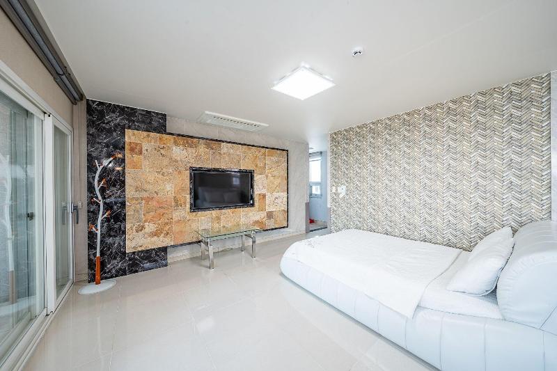 Pohang Pinewave Sea & Spa Pension image