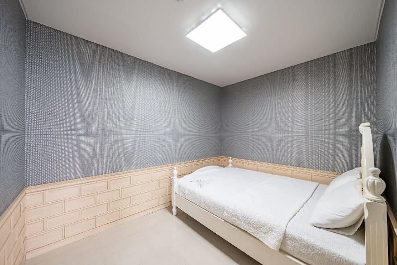 Pohang Pinewave Sea & Spa Pension image