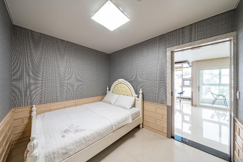Pohang Pinewave Sea & Spa Pension image