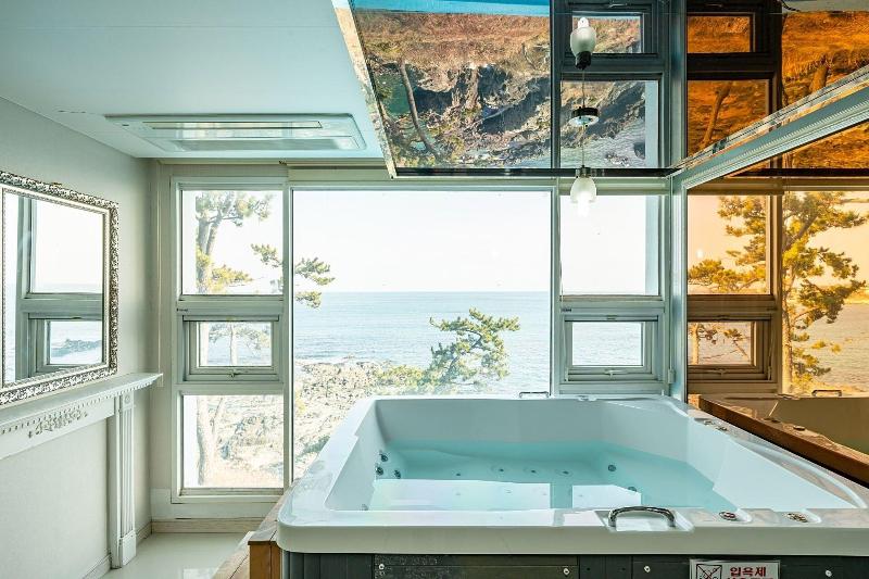 Pohang Pinewave Sea & Spa Pension image