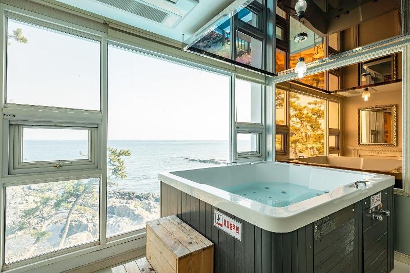 Pohang Pinewave Sea & Spa Pension image