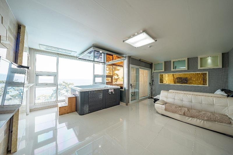 Pohang Pinewave Sea & Spa Pension image