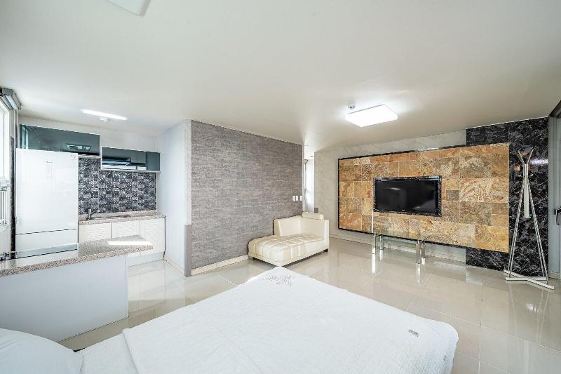 Pohang Pinewave Sea & Spa Pension image