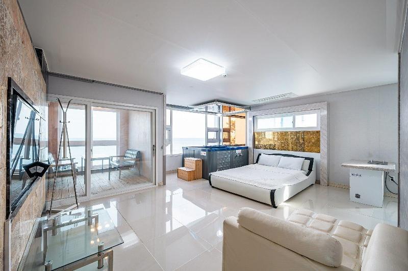 Pohang Pinewave Sea & Spa Pension image