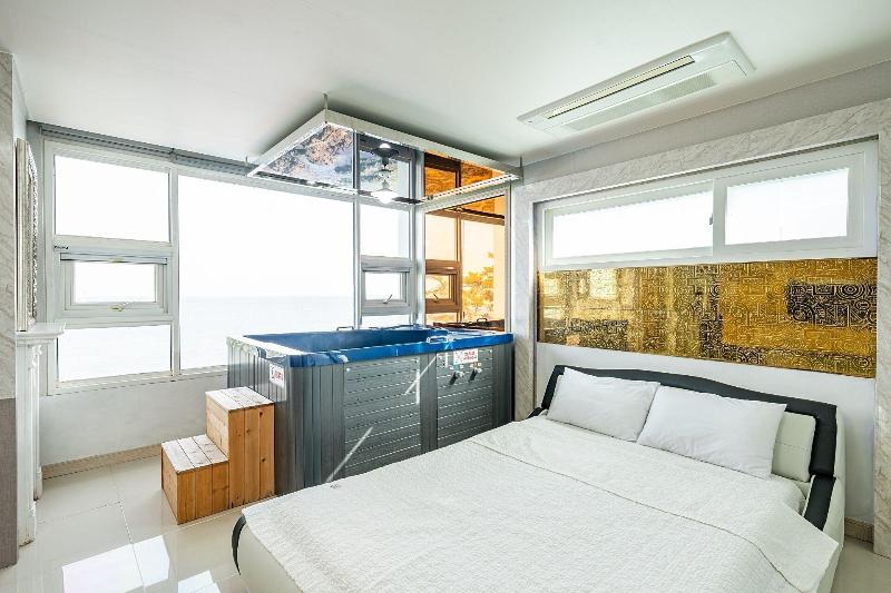 Pohang Pinewave Sea & Spa Pension image