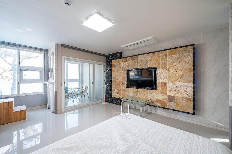Pohang Pinewave Sea & Spa Pension image