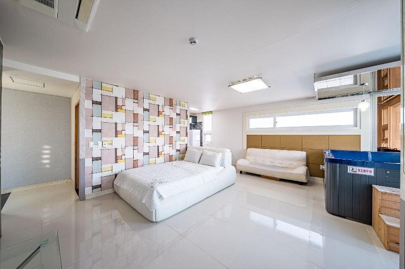 Pohang Pinewave Sea & Spa Pension image