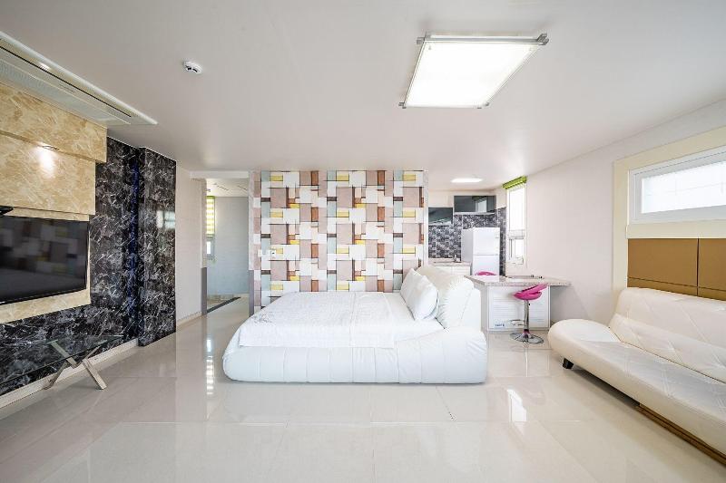 Pohang Pinewave Sea & Spa Pension image