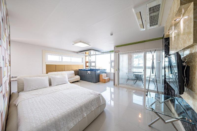 Pohang Pinewave Sea & Spa Pension image