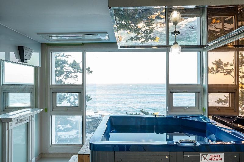 Pohang Pinewave Sea & Spa Pension image