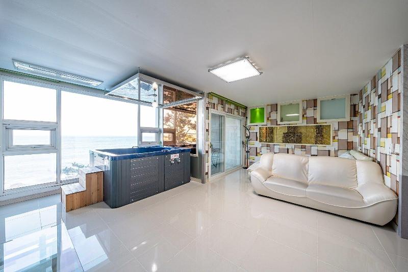 Pohang Pinewave Sea & Spa Pension image