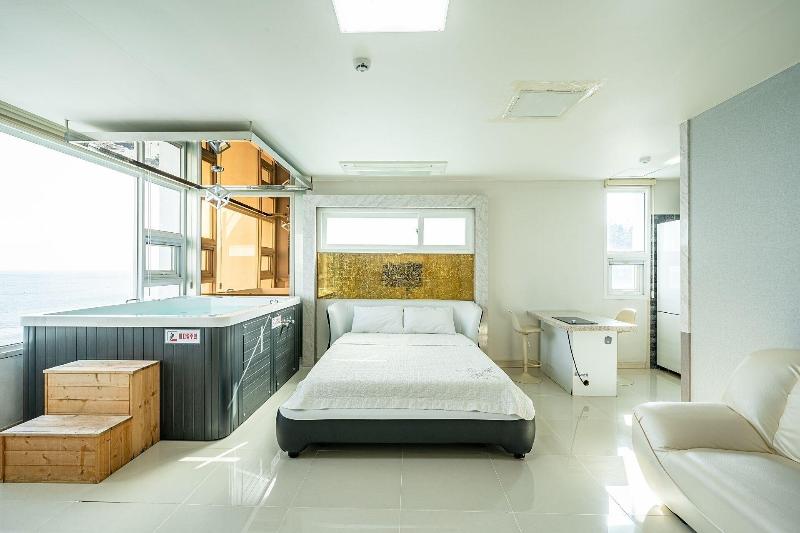 Pohang Pinewave Sea & Spa Pension image