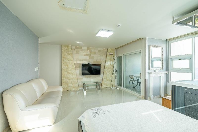 Pohang Pinewave Sea & Spa Pension image