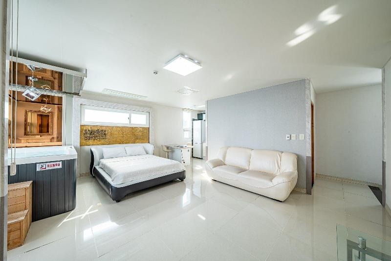 Pohang Pinewave Sea & Spa Pension image