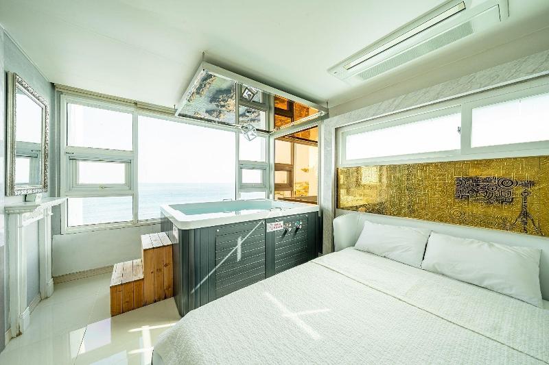 Pohang Pinewave Sea & Spa Pension image