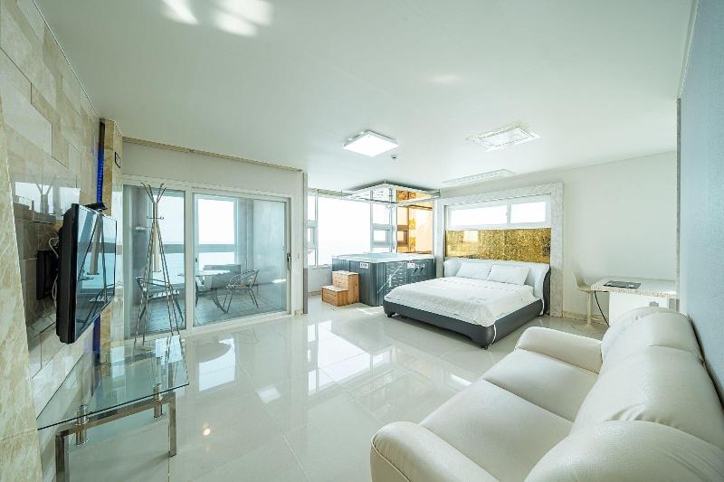 Pohang Pinewave Sea & Spa Pension image