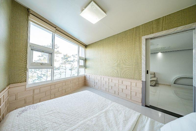Pohang Pinewave Sea & Spa Pension image