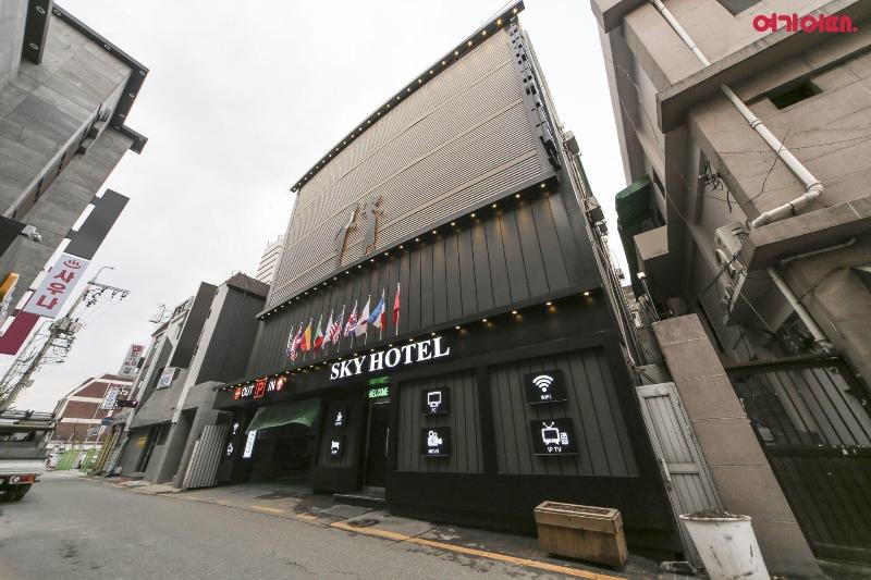 Sky Motel image