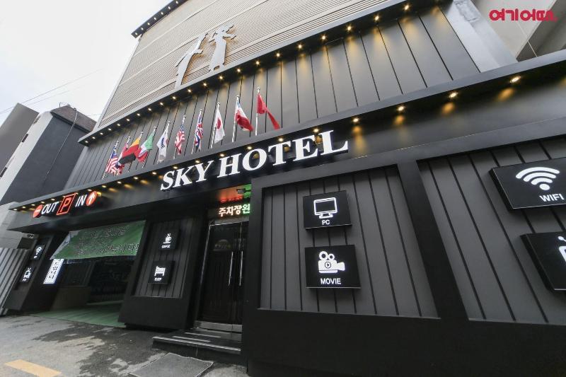 Sky Motel image