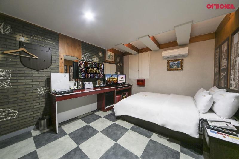 Sky Motel image