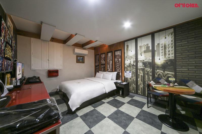 Sky Motel image