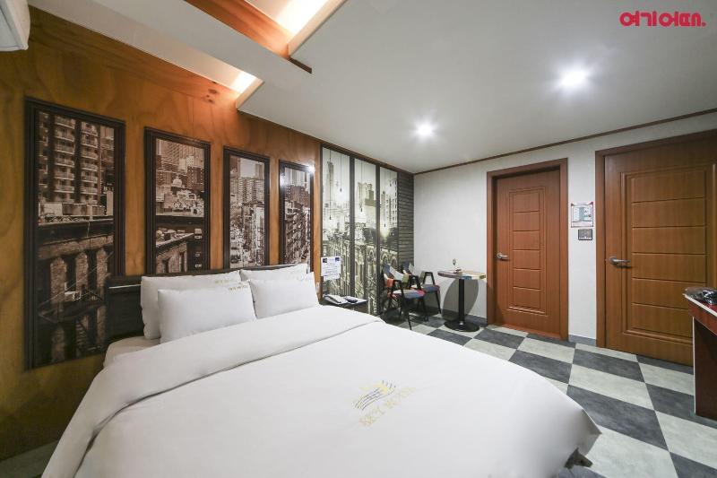 Sky Motel image